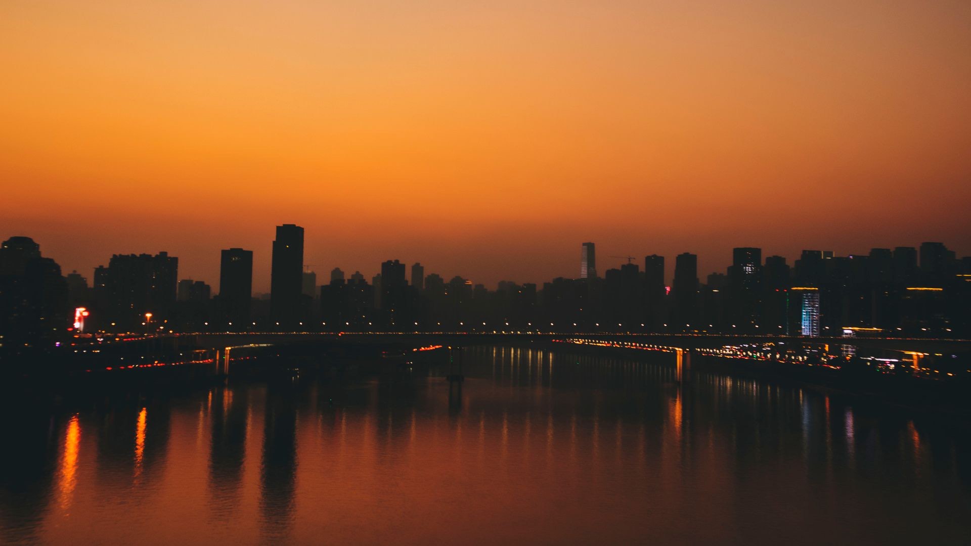 Panorama corporativo de la ciudad al atardecer