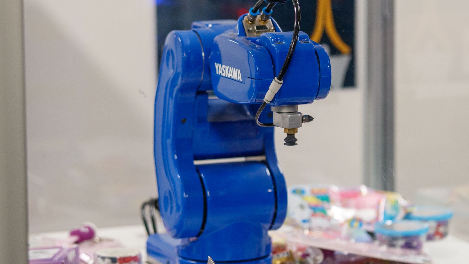Celda de automatización industrial con robots